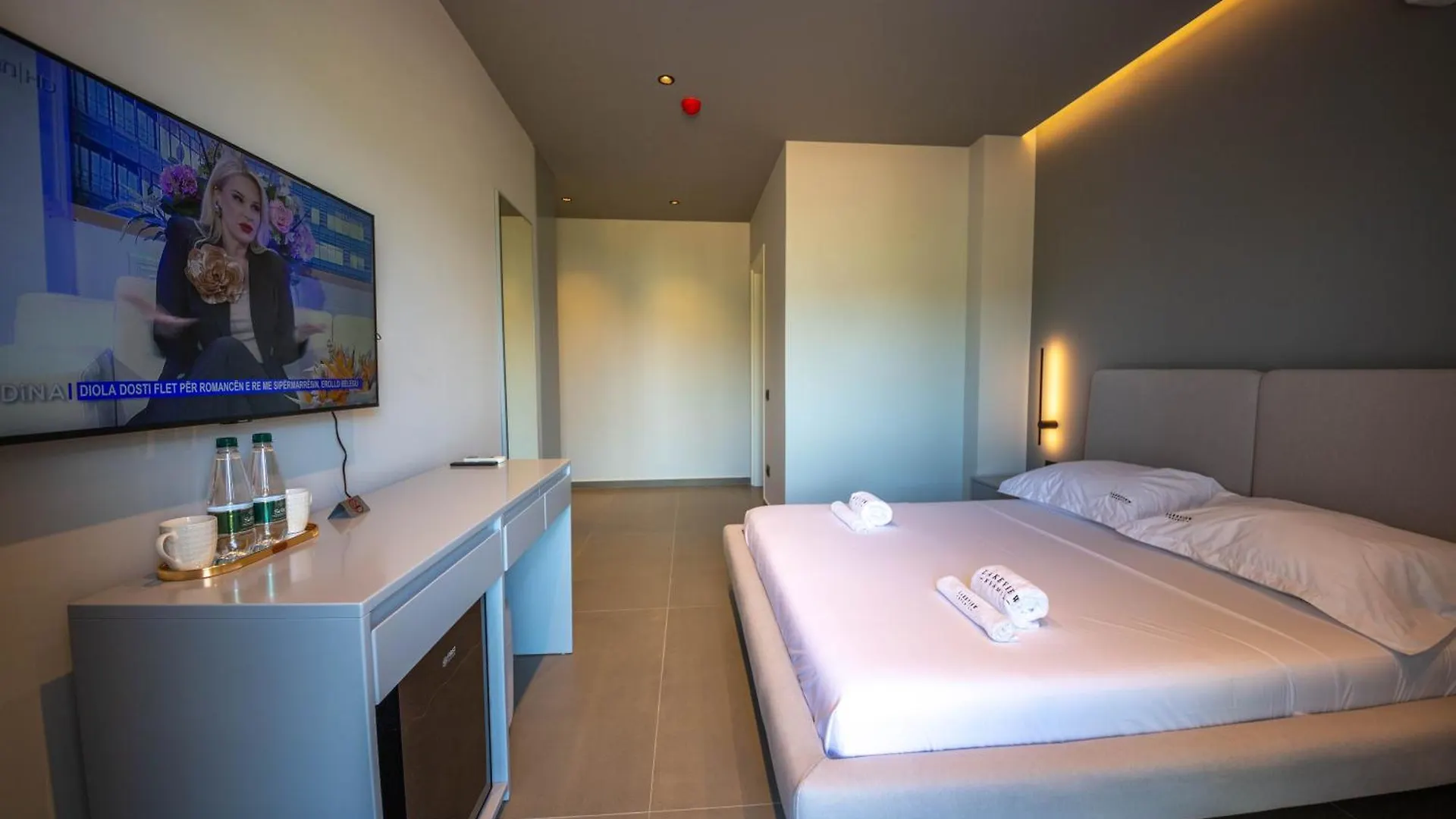 Lake View Rooms Ksamil Hotel