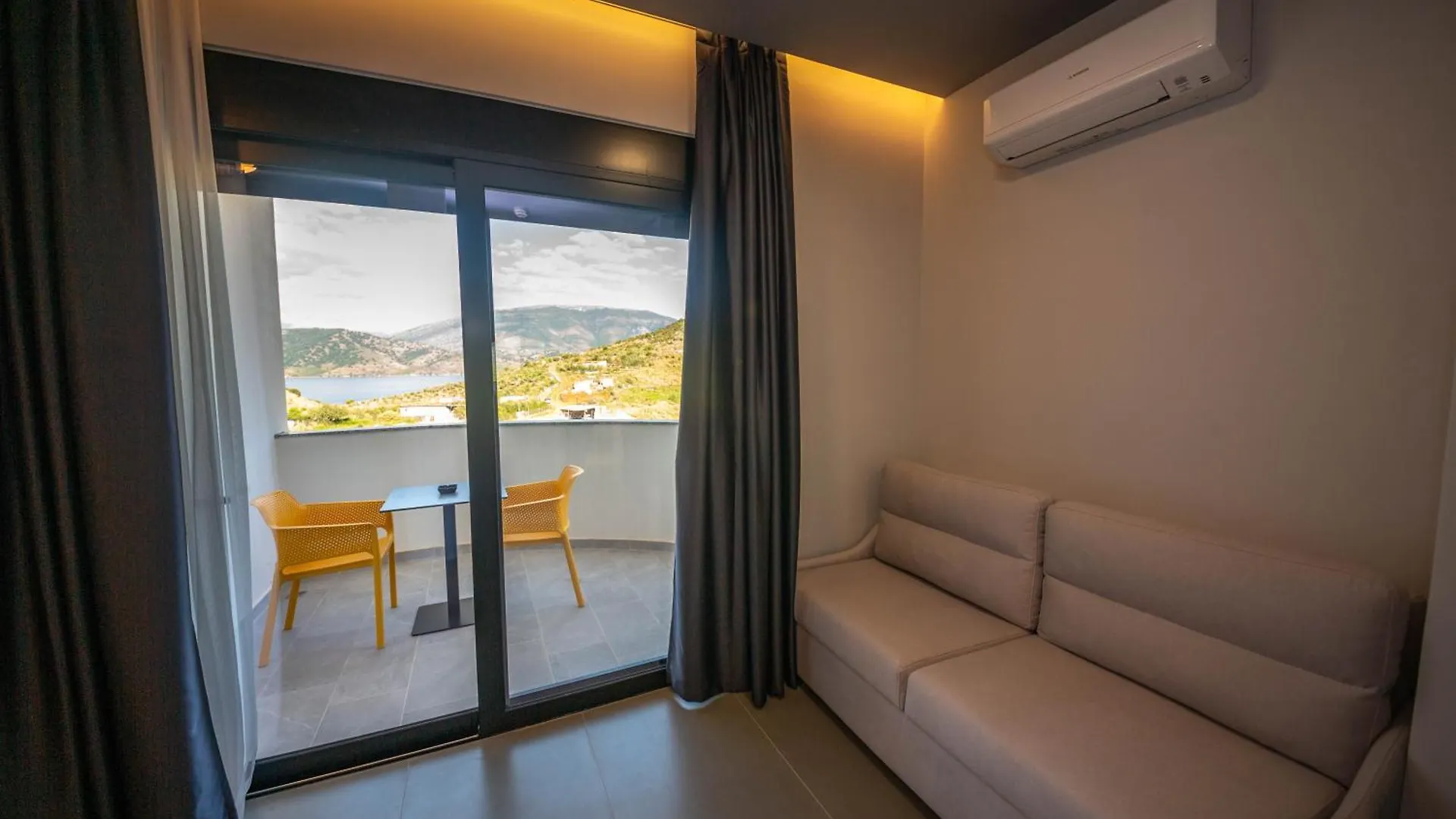 Lake View Rooms Ksamil Albanie