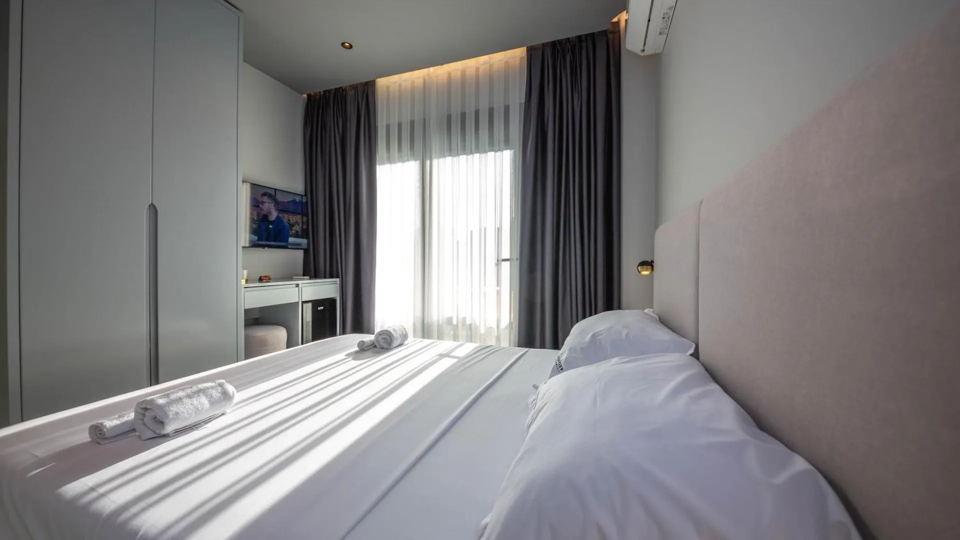 Lake View Rooms Ksamil 0*,  Albania