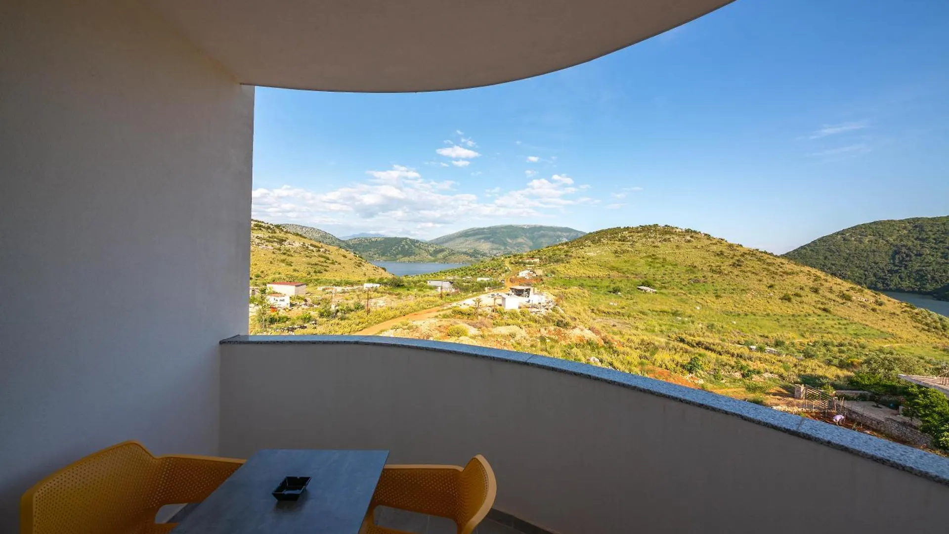 Lake View Rooms Ksamil Hotel